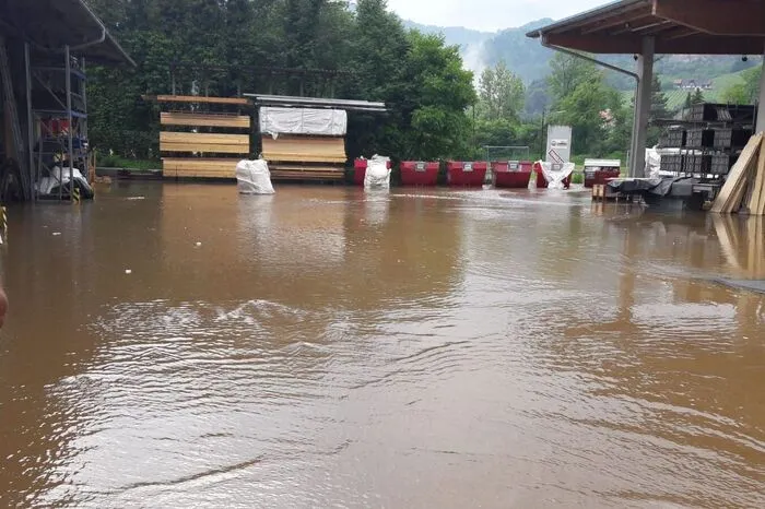 Zahlreiche Keller wurden überflutet und mussten von den Freiwilligen Feuerwehren ausgepumpt werden.