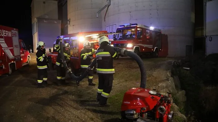 Am Mittwoch, 9. November, hielten die Feuerwehren Apfelberg, Knittelfeld, Großlobming, Kleinlobming, St. Margarethen, Kraubath, Rachau, Glein und Preg sowie die ÖBB-Betriebsfeuerwehr eine Übung im Knittelfelder Stadtteil Apfelberg ab.