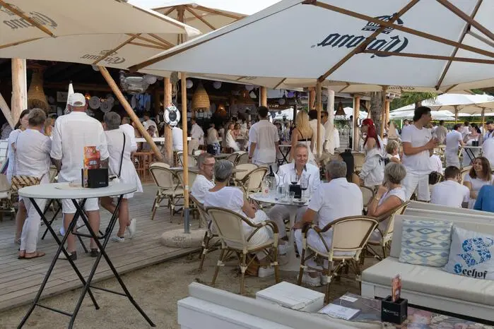 Bei der White Party feierten zahlreiche Gäste, ganz in Weiß gekleidet, einen unvergesslichen Sommerabend.