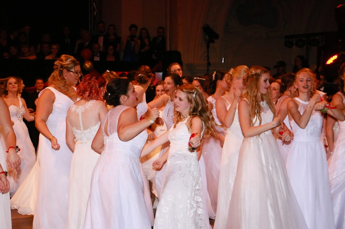 Die Klassenvorständin der 5.A, Mag. Silvia Madl, erlebte ihr Debüt als Choreographin für die Polonaise. So erregten der Einstieg mit den roten Anzügen und Masken, genauso wie die einzigartige, darauffolgende Polonaise große Aufmerksamkeit.