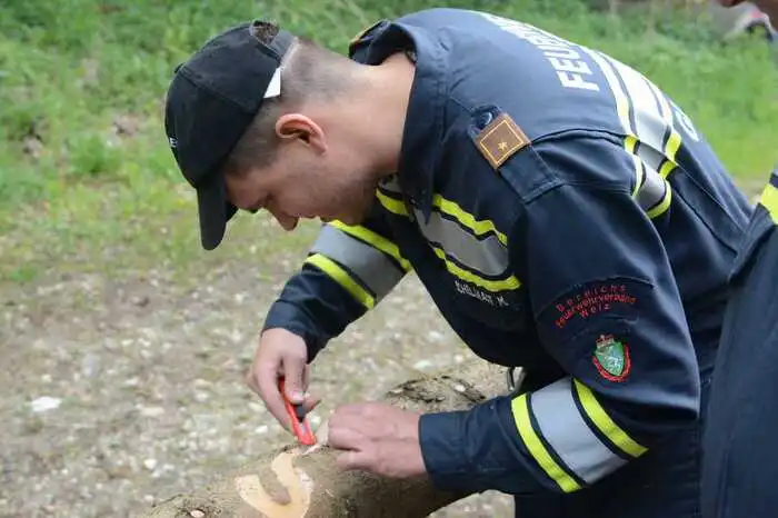 Die Waldpartie schnitzte verschiedene Muster, machte Maschen und es wurden die Buchstaben „STARKERBAUM“ verewigt.