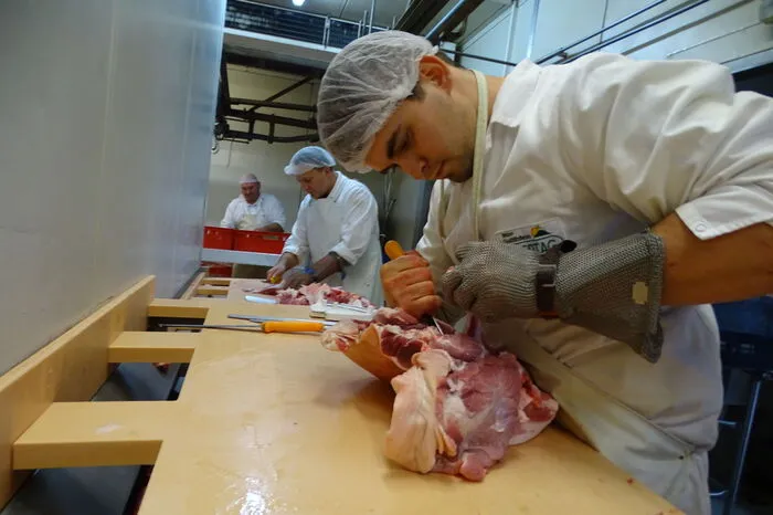 In der alten Molkerei werden die Schweine- und Rinderhälften zerlegt.