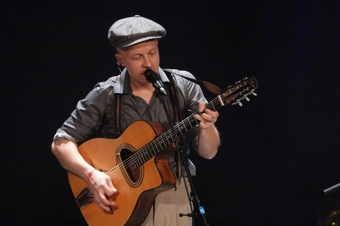 Der großartige Weizer Musiker, Songwriter und Gitarrist Thomas Mauerhofer gastierte in seiner Heimatstadt.