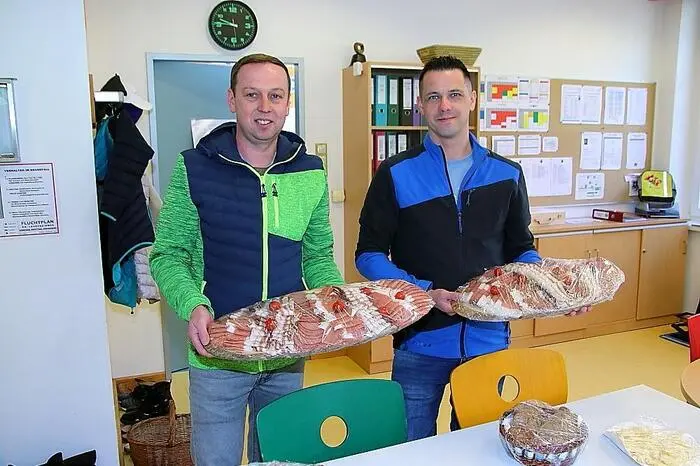 Nach getaner Arbeit gab es für alle eine kräftige Jause, ehe die Kinder die Nistkästen mit nach Hause nehmen konnten.