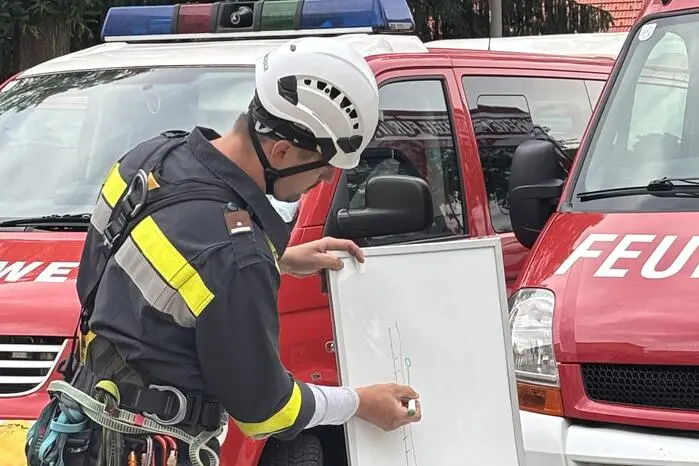 Gemeinsam mit den Feuerwehren Manning, Ziprein, Riegersburg und Bairisch Kölldorf probte die FF Kirchbach am Feldbacher Kirchturm den Ernstfall