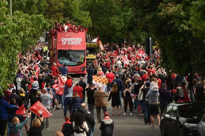 Die Fußballprofis und ihr Coach bestiegen danach einen offenen roten Bus, der vorne und an den Seiten mit dem Schriftzug "Champions of Europe" versehen war.