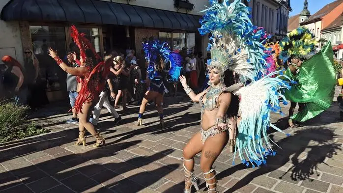 Fünf ist eine runde Zahl, wenn man den Bauch der Ziffer mitdenkt und den gilt es beim Samba immer mitzudenken. Denn das Samba Festival in Hartberg ist eine Ganzkörpererfahrung. Bereits zum fünften Mal ging das Musik- und Tanzspektakel am Hauptplatz über die Bühne – heuer erstmals begleitet von den Essensständen des Street-Food-Markets. 