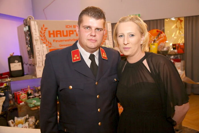Sichtlich zufrieden mit dem Besucherinteresse zeigte sich FF-Kommandant Andreas Nuart (am Foto mit Gattin Karin). 