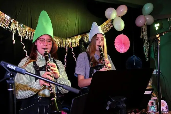 Für Tanz und beste Stimmung sorgten die von Kapellmeister Klemens Kollmann aufgestellten eigenen Ensembles der Marktmusikkapelle, so die MMK-Krainer, die MMK-Band, die MMK-Tanzlmusi oder Solist Harald Krahser. 
