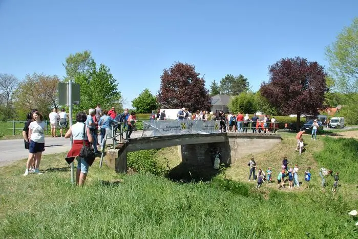 Insgesamt 4000 Enten wurden bei der Rittscheinbrücke zu Wasser gelassen und machten sich bachabwärts auf den Weg ins Ziel beim Feuerwehrgelände. 