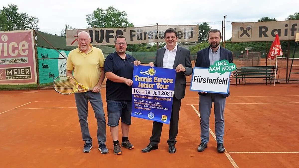 TC JUFA-Fürstenfeld-Obmann Manfred Abraham mit Sportausschussobmann Christian Sommerbauer, Bürgermeister Franz Jost und Tourismusvorsitzenden Markus Jahn (v.l.)