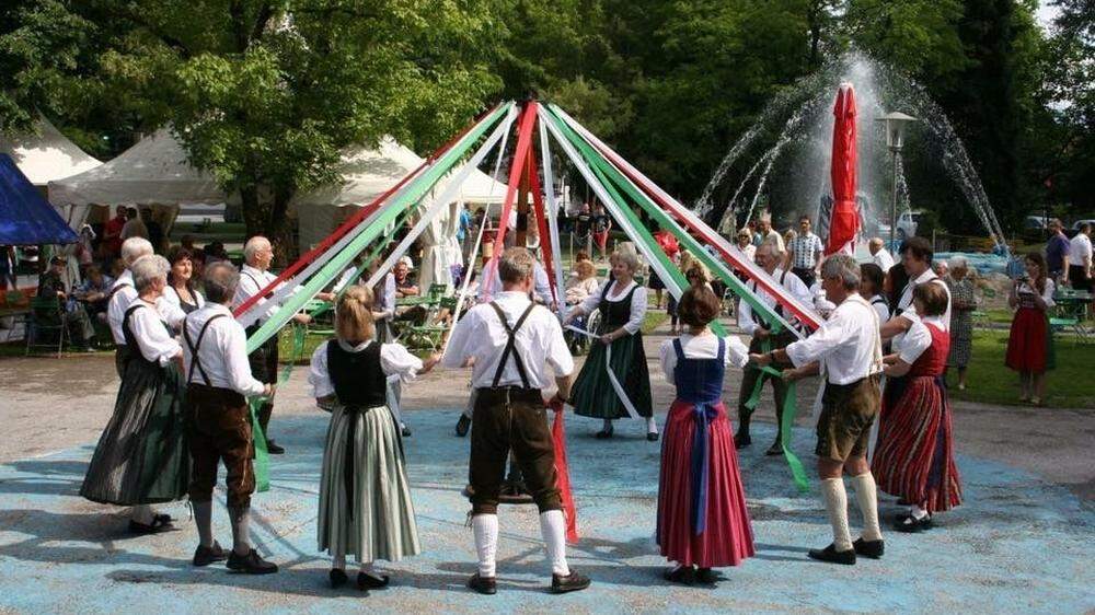 Diverse Folkloregruppen unterhalten die Besucher im Bärnbacher Stadtpark