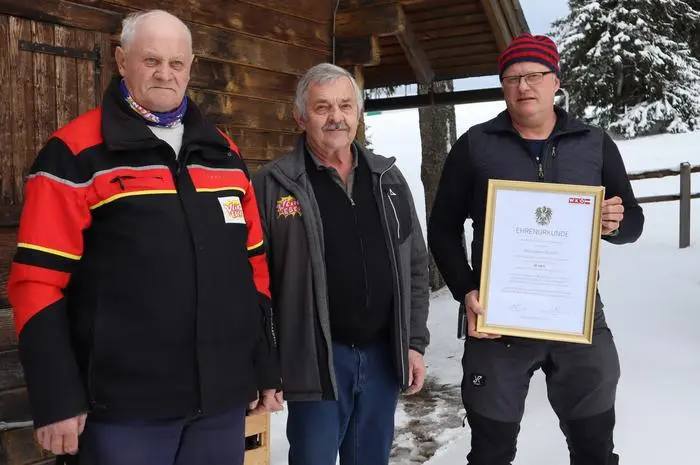 Die Geschäftsführer Johann Sturm senior und Manfred Vallant mit Betriebsleiter Johann Sturm junior, der die Ehrenurkunde der Wirtschaftskammer hält