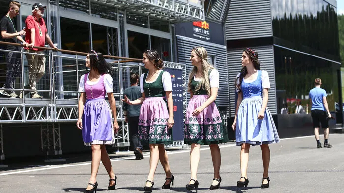 In maßgeschneiderten Dirndln vom Steirischen Heimatwerk stehlen sie den Boliden die Show und sorgen für einen Hauch Volkskultur in der High-Tech-Welt der Formel 1 ...