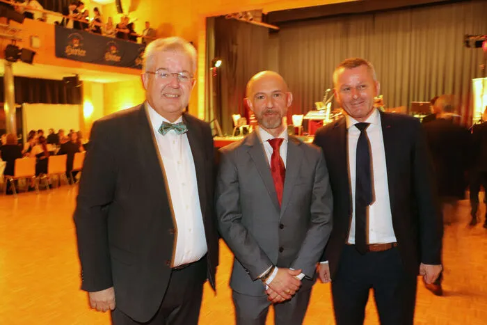 Unter die Ballgäste mischten sich auch Bürgermeister Walter Zemrosser, Direktor Manuel Pichler und Landtagsabgeordneter Günter Leikam.