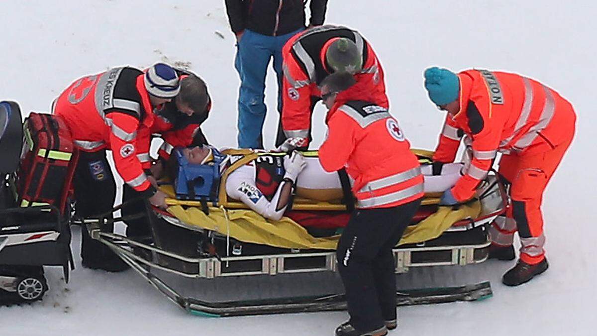 Der österreichische Skispringer Gregor Schlierenzauer wird nach seinem schweren Sturz der Qualifikation ärztlich versorgt und auf einer Trage aus dem Stadion gefahren