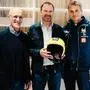 iDM-Marketingleiter Christian Hutter (Bildmitte) und die österreichische Skisprung-Legende Anton Innauer besiegeln die neue Werbepartnerschaft mit Sportdirektor Mika Kojonkoski vom Team Finnland (rechts)