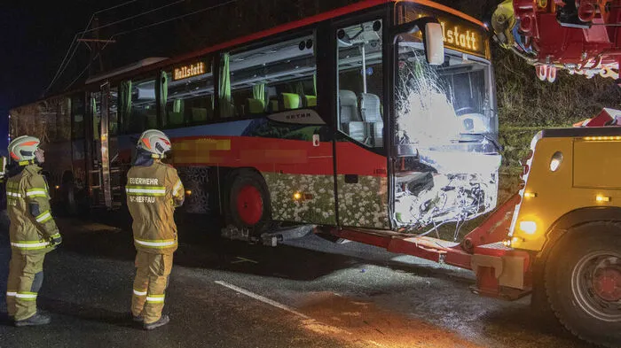 Auto krachte frontal gegen Ausflugsbus