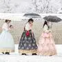 Traditionelle Hanbok-Kleider im tiefverschneiten Seoul.