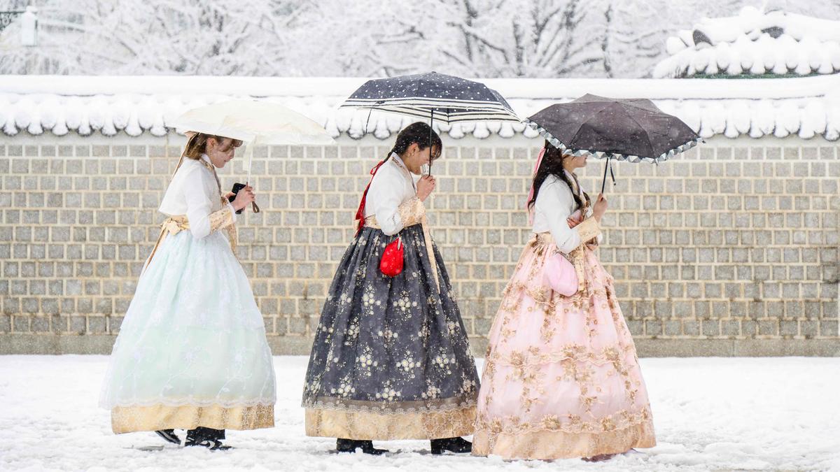 Traditionelle Hanbok-Kleider im tiefverschneiten Seoul.