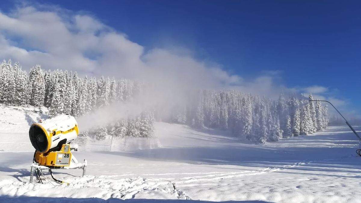 In den vergangenen tagen liefen die Schneekanonen auf den Skibergen im oberen Ennstal auf Hochtouren