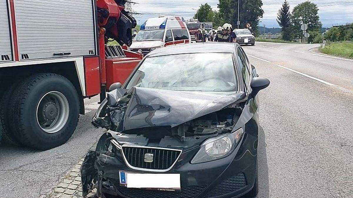 An der Kreuzung der B64 mit der alten Weizer Straße kam es Mittwochmittag zu einem Unfall 