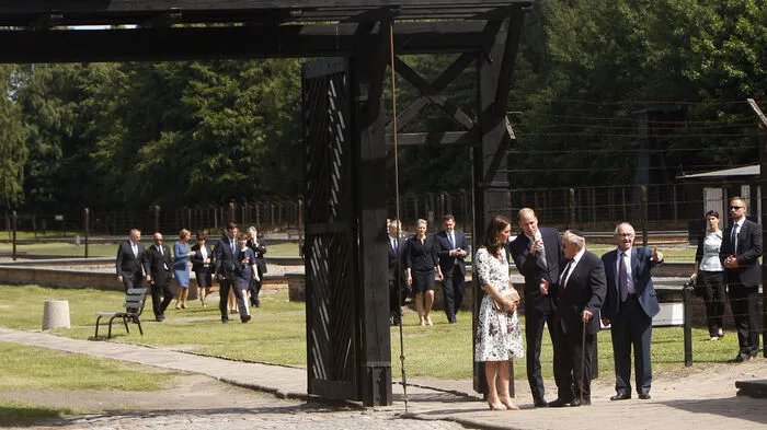 Die britische royale Familie ist unterwegs in Polen und Deutschland. Tag zwei führte Prinz William und Herzogin Kate zunächst in das ehemalige Nazi-Konzentrationslager Stutthof.