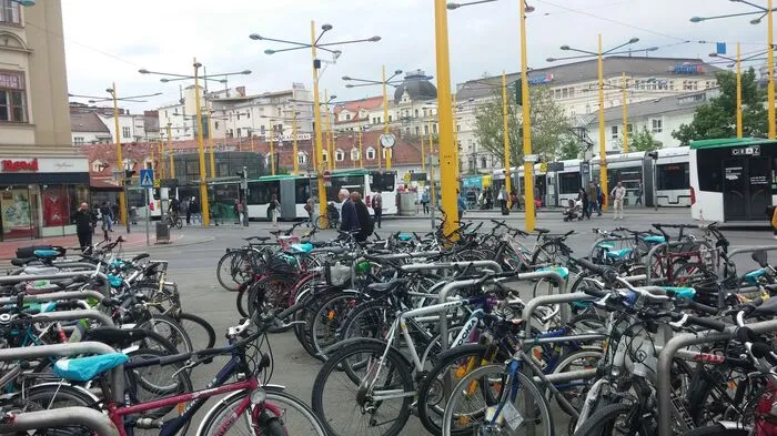 Egal wohin man schaut, die Radabstellplätze im Grazer Zentrum sind überfüllt. Ob am Jakominiplatz ...