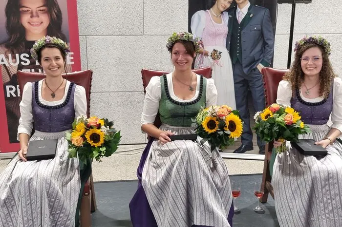 Seit 2019 amtierten die Weinhoheiten Beatrix Luttenberger, Katrin Dokter und Lisa Müller. Am Freitag haben sie ihr Amt an ihre Nachfolgerinnen übergeben.