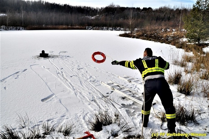 Nach dem Zuwurf eines Rettungsringes schob sich ein Helfer gesichert auf zwei Leitern zum Rettenden vor und führte ein mitgenommenes Spineboard in die Eisöffnung ein, wobei sich der Hilfesuchende festhalten konnte und von Feuerwehrkameraden ans Ufer gezogen werden konnte.