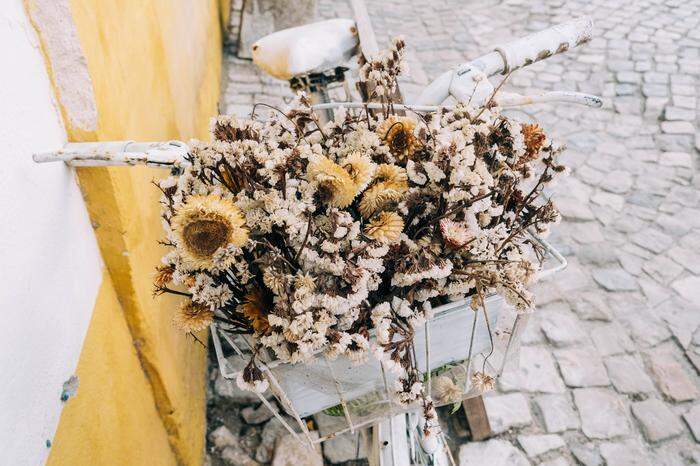 Trockenblumen in einer alten Obstkiste arrangiert eignen sich gut für ein Zuhause im Landhausstil