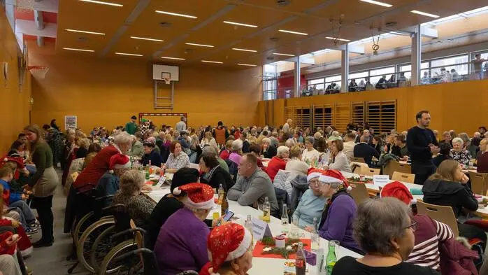 In St. Johann in der Haide fand auch heuer wieder die traditionelle Adventfeier für Pensionistinnen und Pensionisten sowie Seniorinnen und Senioren statt. Die Raiffeisen Kultur- und Sporthalle war bis auf den letzten Platz gefüllt und bot eine stimmungsvolle Kulisse für das festliche Beisammensein.