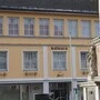 Gelbes Radhaus, davor eine Säule