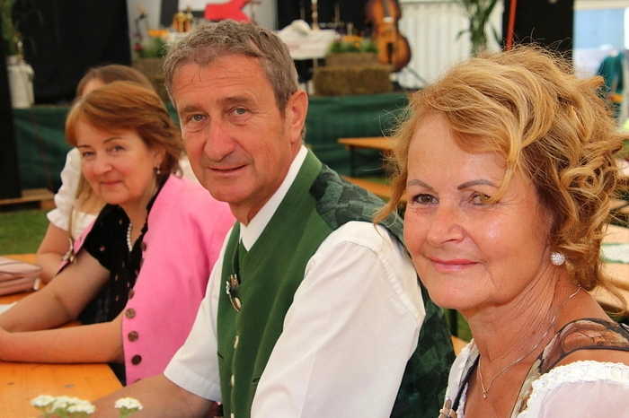 Anschließend ehrten die beiden Landjugend-Obleute Sebastian Arbesleitner und Elisa Magg die beiden Gründungsobleute Elfriede Primus, nunmehr verehelichte Jantscher und Engelbert Noiges.  