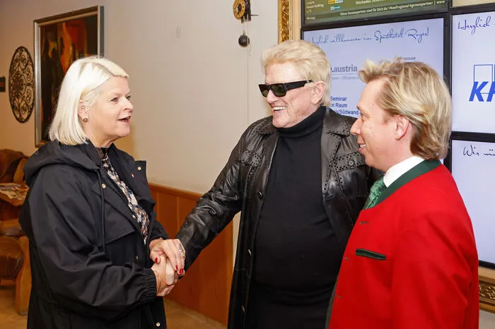 Vor dem Event traf Schlager-Legende Heino im Sporthotel Royer Verteidigungsministerin Klaudia Tanner, rechts im Bild Manager Helmut Werner. 