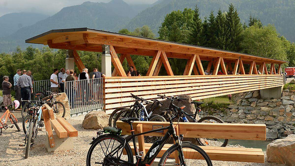 Der neue Nölblinger Steg wurde mit rund 30 Festmetern Lärchenholz gebaut