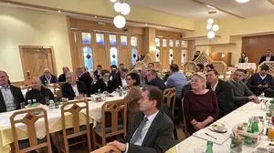 Bürgermeister, Abgeordnete und Vertreter verschiedener Insitutionen bei der Präsentation des Gesundheitsplanes 