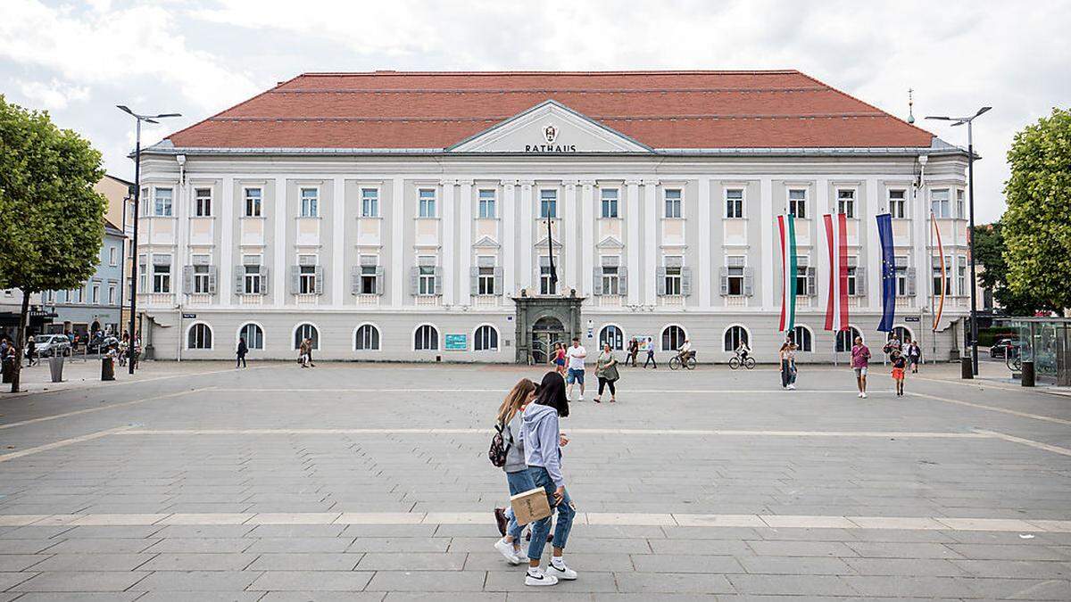 Im Rathaus werden neue Mitarbeiter gesucht.