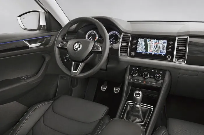 Mit 720 bis 2065 Litern (bei umgeklappter Rücksitzbank) Volumen bietet der SUV den größten Gepäckraum seiner Klasse. Wenn der optionale Beifahrersitz mit klappbarer Lehne an Bord ist, passen Gegenstände bis zu 2,80 m Länge in das SUV.