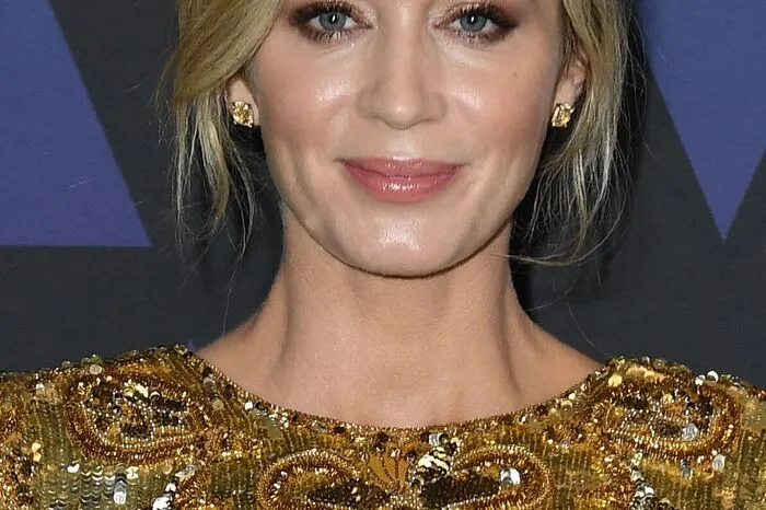 Emily Blunt, die in ihrer neuesten Rolle als Mary Poppins über die Leinwand fegt.
