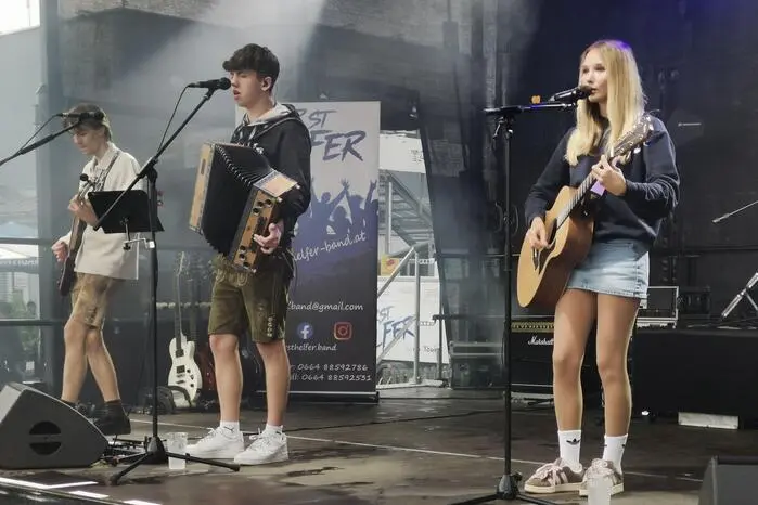 Auch musikalisch wurde einiges geboten: Am Freitagabend sorgten die „Ersthelfer“, die „Esprit Band“ und „For Fränzs“ für Stimmung von Austropop bis Rockklassiker, bevor die Aftershow-Party an der Schirmbar bis in die frühen Morgenstunden weiterging.