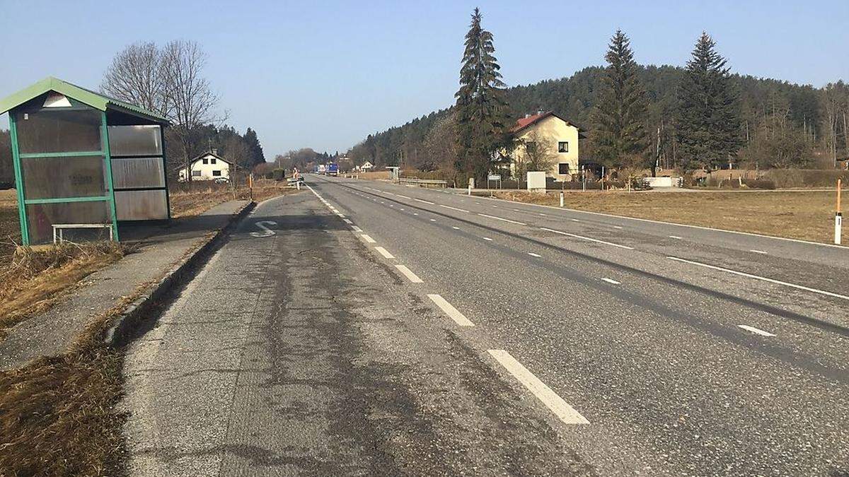 Die Packer Straße (B70) im Bereich der Kreuzergegend, wo eine Querschnittsanpassung durchgeführt wird. Es soll pro Fahrtrichtung eine eigene Fahrspur für Radfahrer und den landwirtschaftlichen Verkehr geben.