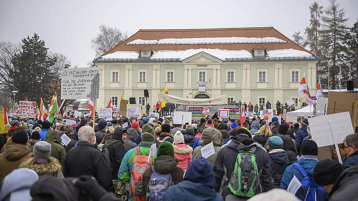 2000 Menschen waren laut Polizei bei der Veranstaltung, für einen von ihnen endet diese jetzt vor Gericht