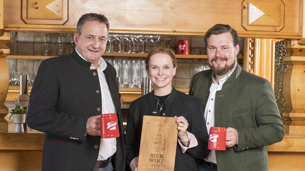 Die neuen Kärntner „Bierwirte“ Martin Deixelberger und Paulina Premitzer mit Peter Zach (Stiegl, links)