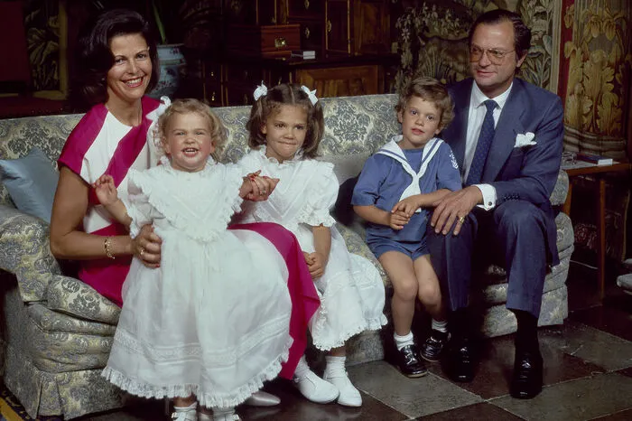 Victoria wurde als ältestes Kind von König Carl XVI. Gustaf und Königin Silvia 1977 geboren. Sie hat zwei Geschwister, Prinz Carl Philip und Prinzessin Madeleine.