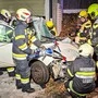 Das Auto prallte gegen ein Einfahrtstor an der A2