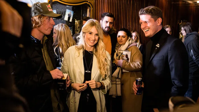Anna Gasser mit Freund Clemens Millauer und Thomas Morgenstern vor der Premiere zu ihrem Film "The Spark Within".