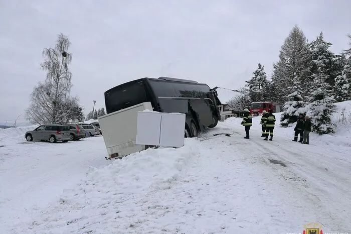 Glück im Unglück hatten im Februar die Insassen eines Reisebusses, der in Modriach von der spiegelglatten Fahrbahn rutschte und an einer Böschung zum Stehen kam. Mehr dazu.