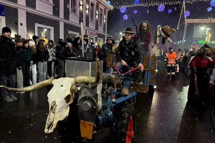 Bei ihrem Teufelstanz durch die Fürstenfelder Innenstadt machten 34 Gruppen mit 400 gruseligen Krampussen aus mehreren Bundesländern einen Teufelslärm.