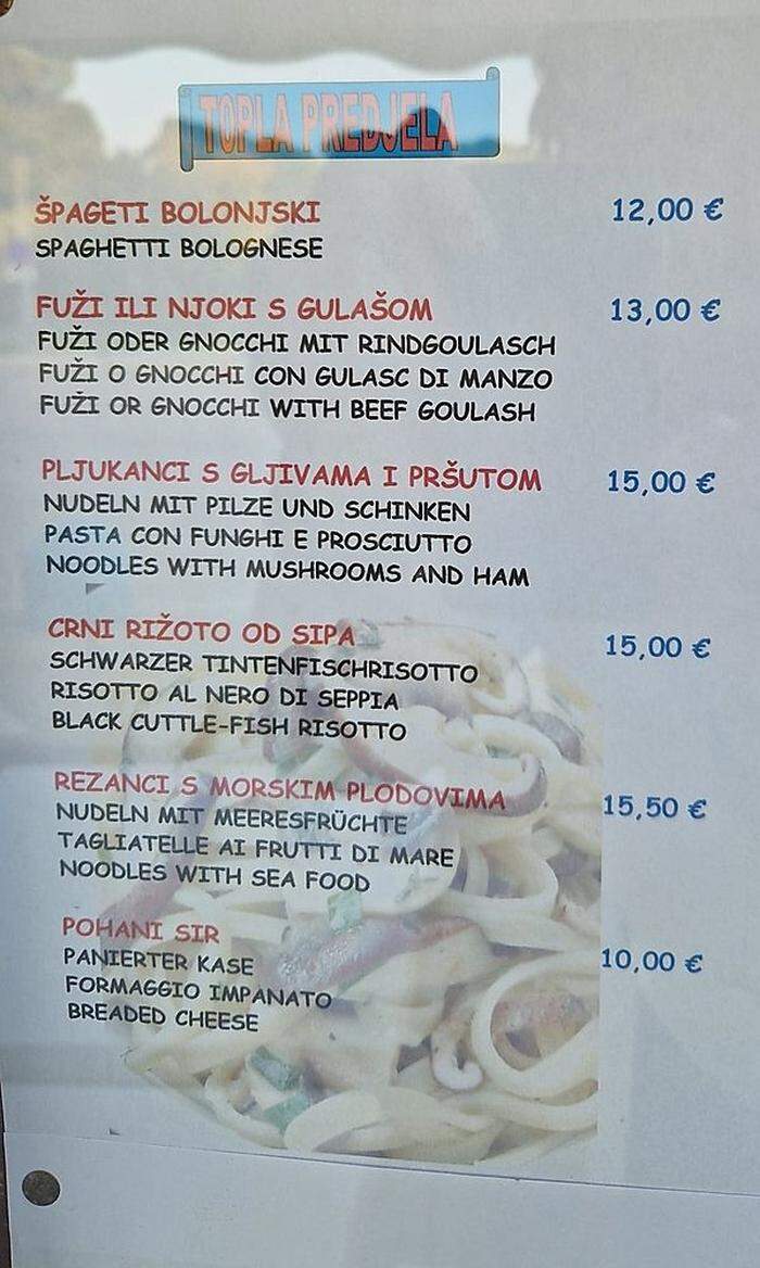 Aktueller Auszug aus einer kroatischen Speisekarte eines Lokals in Istrien am Meer. Nudeln mit Pilzen um 15 Euro oder Gnocchi mit Gulasch um 13 Euro fanden die Urlauber zu teuer